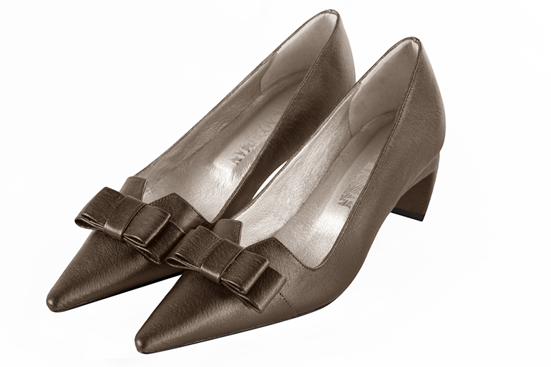 Bronze gold women's dress pumps, with a knot on the front. Pointed toe. Medium comma heels. Front view - Florence KOOIJMAN